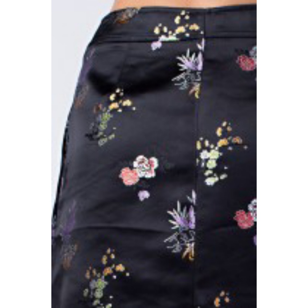 3/$25 MINI SKIRT W/ ZIPPER & FLORAL DETAIL - Picture 6 of 8